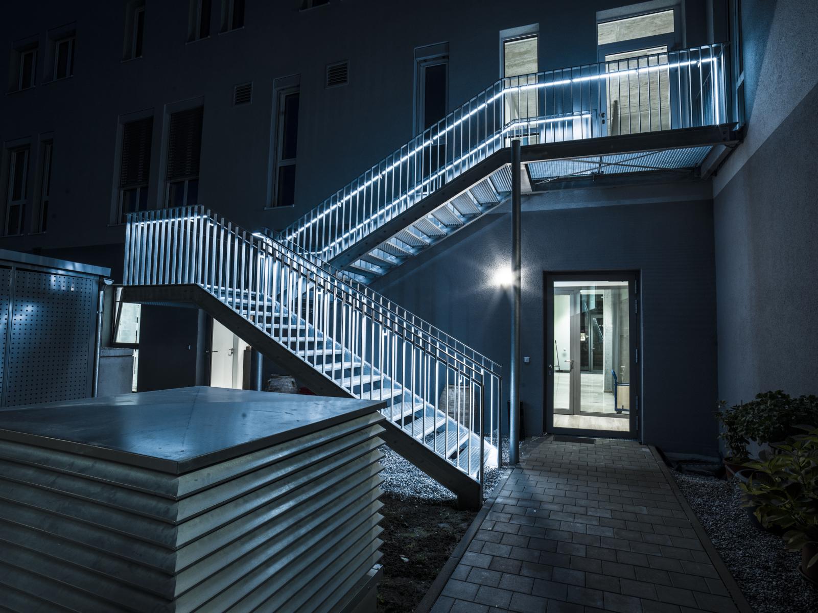 led-handrail-public-escape-staircase-niroxx-lux-glender-3